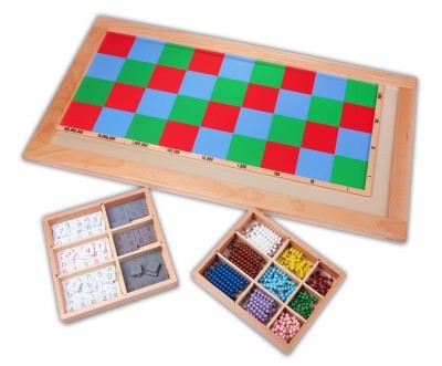 Großes Multiplikationsbrett mit Perlen und Ziffern - Montessori Material