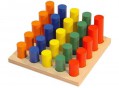 Zylindertreppe mit farbigen 25 Holzzylindern Zylindertreppe mit farbigen 25 Holzzylindern