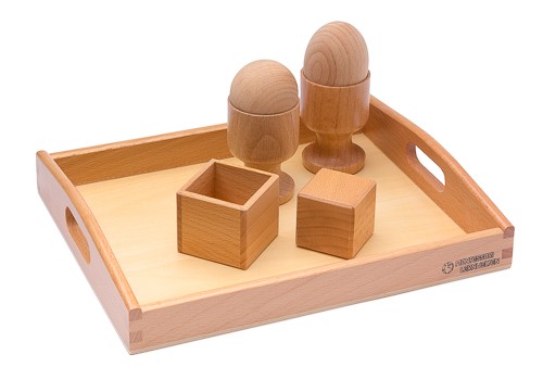 Dreidimensionale Kugel, Ei und Kubus auf einem Holztablett