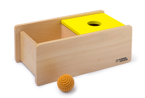 Imbucare-Kasten mit gelben Deckel und einem gestrickten Ball